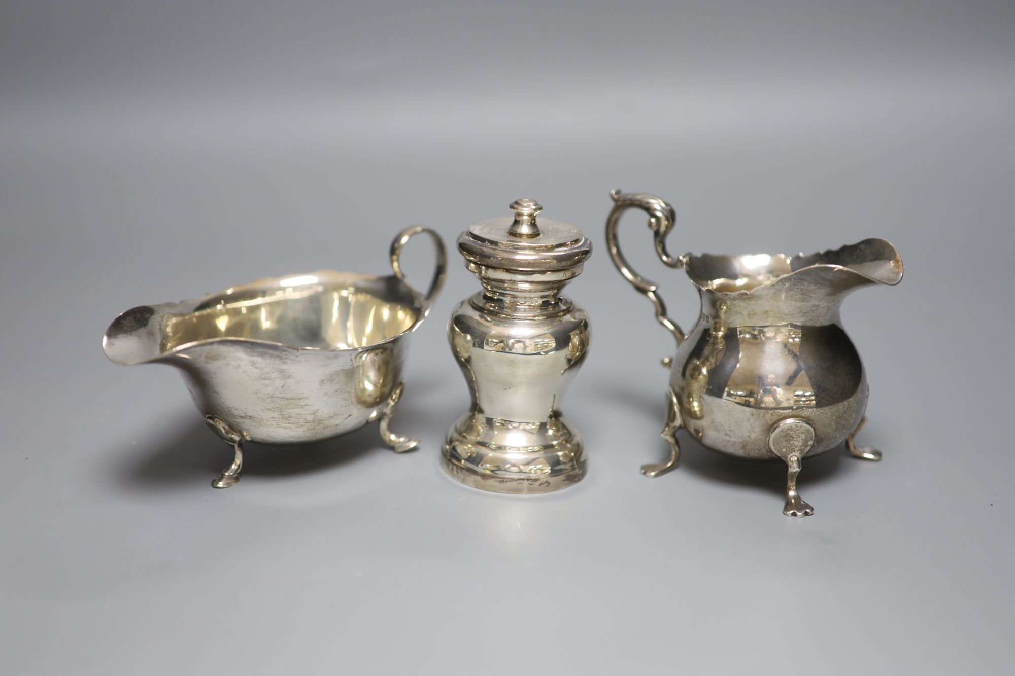 Assorted small silver.